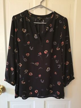 Dalia Black Floral Split-Neck Long Sleeve Blouse Size M